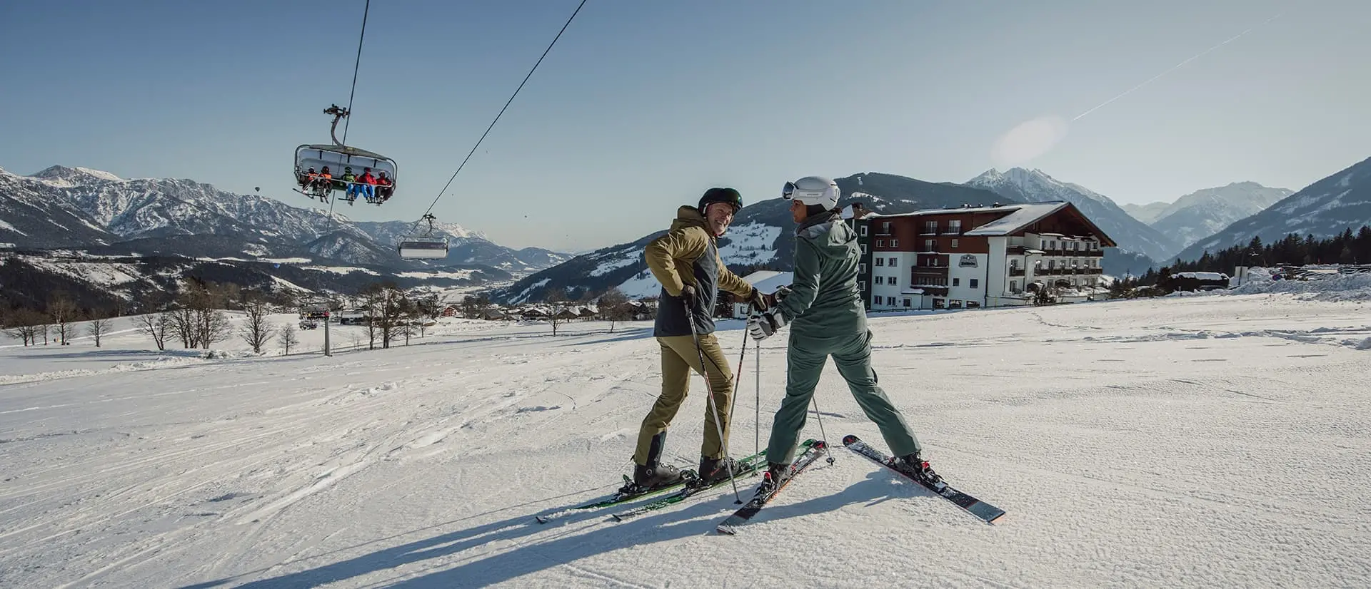 skiurlaub-paar-skifahren-bis-zum-hotel-hochwurzen (1)